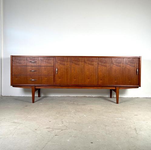 Violetta Sideboard in Scandinavische stijl, Huis en Inrichting, Kasten | Dressoirs, 150 tot 200 cm, 25 tot 50 cm, Met lade(s)