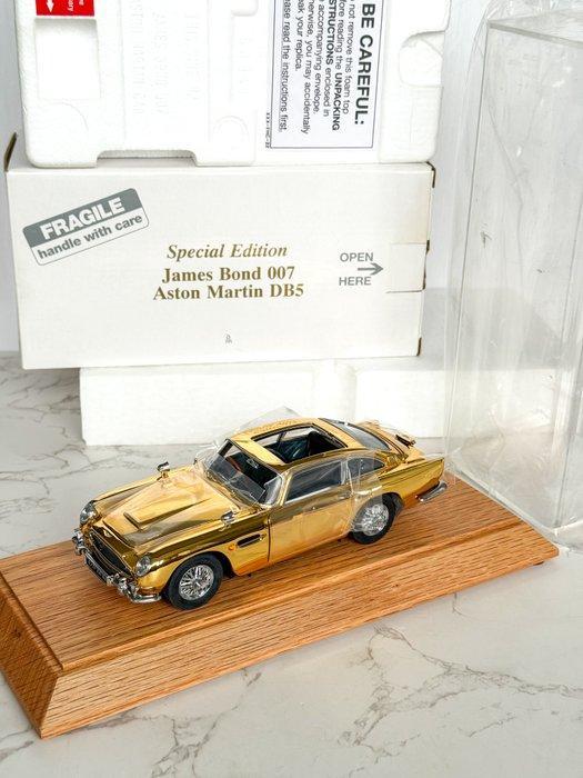 Danbury Mint 1:24 - Modelauto - James Bond 007 Aston Martin, Hobby en Vrije tijd, Modelauto's | 1:5 tot 1:12