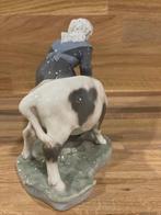 Royal Copenhagen - Figuur - Girl feeding calf - Porselein