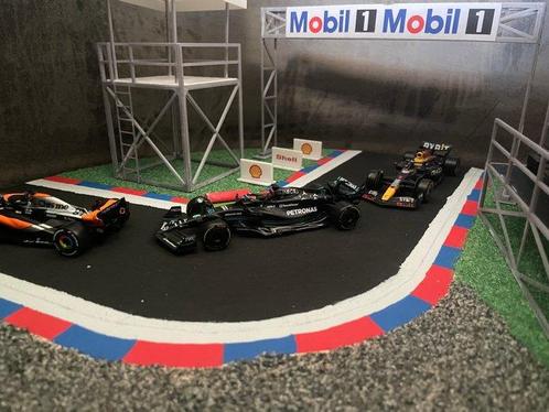 Bburago, Slick tyre Lamborghini Huracan inside diorama F1, Hobby en Vrije tijd, Modelauto's | 1:5 tot 1:12