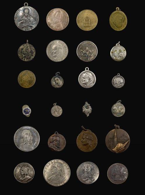 Vaticaan. Religious-themed collection of 24 medals/tokens, Postzegels en Munten, Munten en Bankbiljetten | Toebehoren
