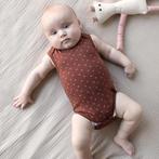 Quapi-collectie Rompertje Maud (brown choco dot), Kinderen en Baby's, Babykleding | Maat 50, Nieuw, Meisje, Nacht- of Onderkleding