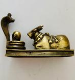 Antieke Indiase bronzen sculptuur van Nandi en Shiva Lingam, Antiek en Kunst