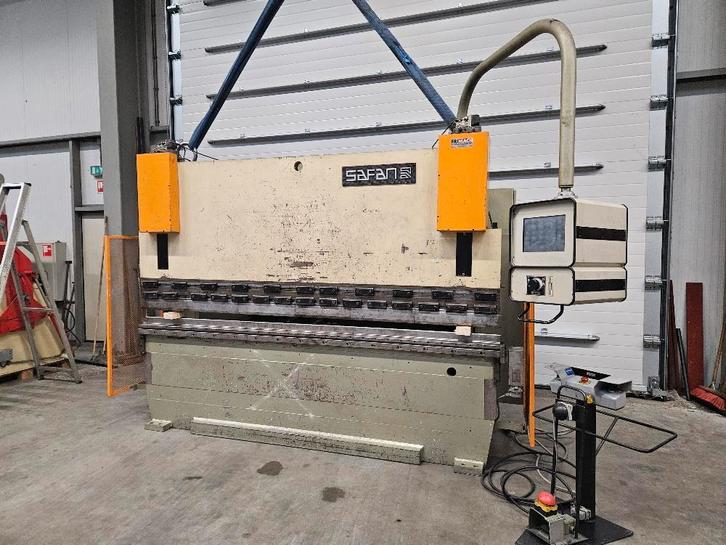 Safan | CNCL K 110 3100 TS1 | 3100 x 110 ton | 1999 kantbank, Zakelijke goederen, Machines en Bouw | Metaalbewerking, Ophalen