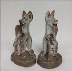 Twee Inari-vossen van klei uit de Meiji-periode /1868-1912/