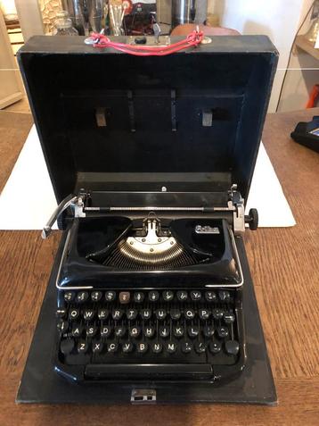 Vintage Erika typemachine in koffer beschikbaar voor biedingen