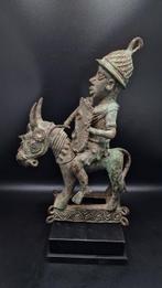 Prachtige ruiter en zijn paard in brons - beni-edo - Nigeria