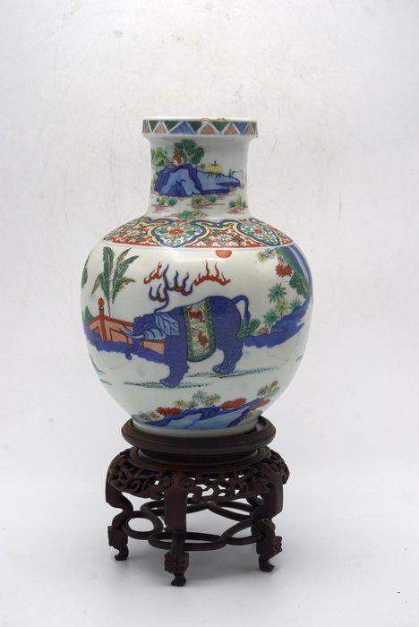 Veelkleurige vaas met paard en olifant motief met houten, Antiek en Kunst, Antiek | Overige Antiek