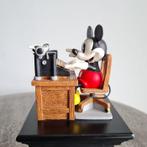 Mickey Mouse - Beeld - Mickey Mouse met typemachine op