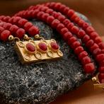 Bloedkoraal kralen armband met gouden sierslot; Antiek |..., Gebruikt, Overige kleuren, Ophalen of Verzenden, Met edelsteen