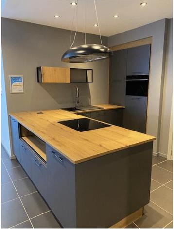 Showroomkeuken moderne complete keuken met schiereiland met