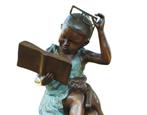 Bronzen lezend meisje met bril - 54x51x94cm - 25Kg, Nieuw, Mensenbeeld, Metaal, Verzenden