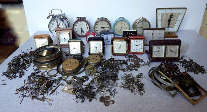 Klok (771) - Vintage Metaal, Glas, Plastic - 1900-2000 -, Antiek en Kunst, Antiek | Klokken