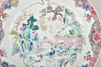 Bord - A CHINESE FAMILLE ROSE PLATE DECORATED WITH FIGURES