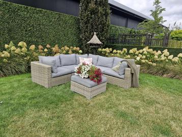 Mooie loungeset met tafel beschikbaar voor biedingen