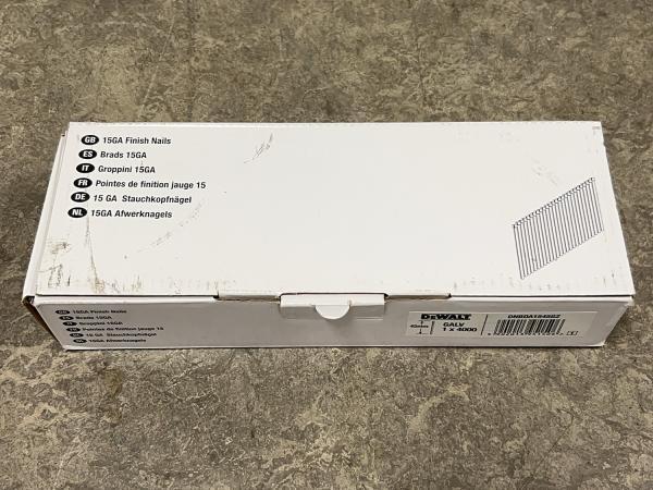 Veiling - 2x DeWalt brads 45mm 4000-pack gegalvaniseerd, Doe-het-zelf en Verbouw, IJzerwaren en Bevestigingsmiddelen, Nieuw