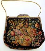 Met de hand geborduurde handtas en vintage theaterkijker. -