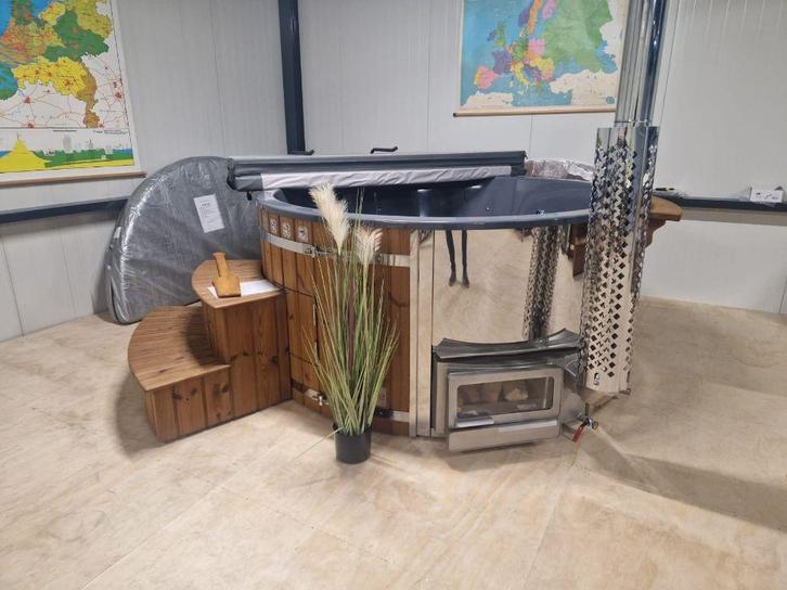 hottub houtgestookt XL uitvoering zeer luxe NU 3850,- euro!!, Tuin en Terras, Bubbelbaden en Hottubs, Zo goed als nieuw, Ophalen