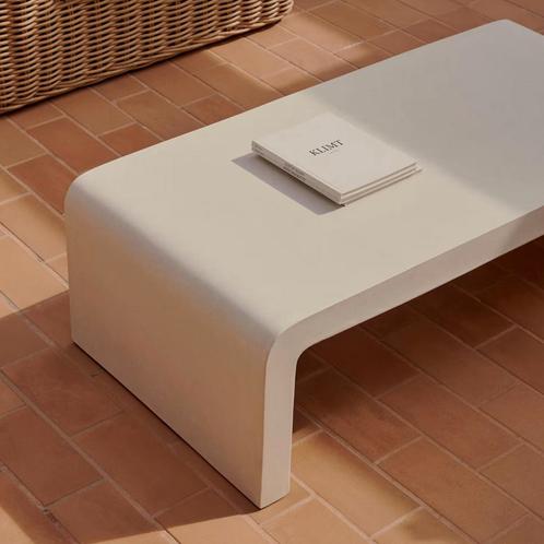 *WOONWINKEL* Kave Home Aiguablava Salontafel Gebogen Cement, Huis en Inrichting, Tafels | Salontafels, Nieuw, Verzenden