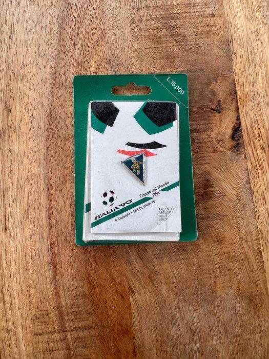 Italia 90 World Cup - Silver Ciao Mascot Triangular Pin -, Verzamelen, Overige Verzamelen