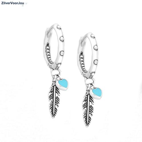 Zilveren huggie hoops met veer en turkoois hartje, Sieraden, Tassen en Uiterlijk, Oorbellen, Nieuw, Verzenden