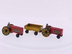 Tiny Tin Toys (blikken speelgoed) 2 x tractor en een aanh..., Gebruikt, Ophalen of Verzenden