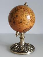 Zeldzame, kleine globe met medaillons van ontdekkers en