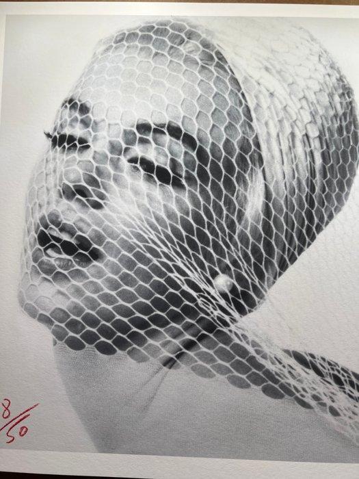 Bert Stern (1929–2013) - Marilyn Monroe stretching in the, Antiek en Kunst, Kunst | Designobjecten