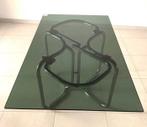 Tafel in jaren 70-stijl in verduisterd en gehard glas,