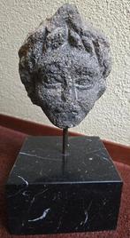 Beeld, Basalten hoofd met marmeren sokkel – Periode Grand