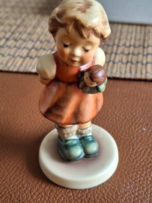 Goebel - Figuur - 1) meisje met kuikens (eerste uitgave) 2), Antiek en Kunst, Curiosa en Brocante