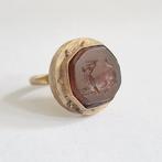 West-Aziatisch 22,99 K Goud Ring met Granaat Paard Intaglio, Antiek en Kunst