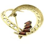 Vintage gouden ronde fantasie broche met rode stenen, Sieraden, Tassen en Uiterlijk, Broches, Gebruikt, Overige kleuren, Ophalen of Verzenden