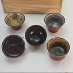 Een mooi setje van vijf Niigata Mumyi-yaki sake cups. -