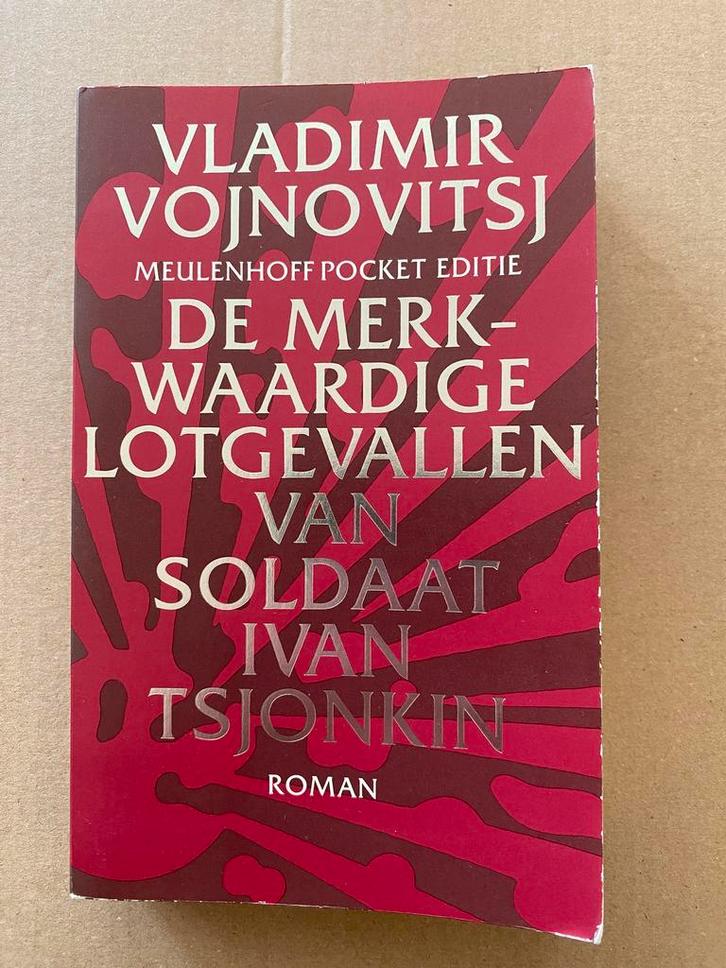 Vladimir Vojnovitsj - Anti-Militaristische Russische Satire, Boeken, Literatuur, Gelezen, Europa overig, Ophalen of Verzenden