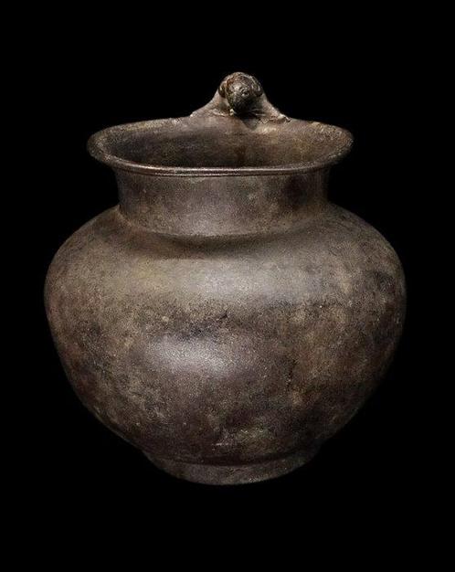 Oud-Romeins Oenochoë in bronzen versiering van een ram en, Verzamelen, Mineralen en Fossielen