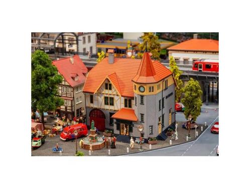 Schaal H0 Faller 130649 Gemeentehuis met brandweergarage..., Hobby en Vrije tijd, Modeltreinen | H0, Brug, Tunnel of Gebouw, Gebruikt