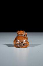 Een boxwood netsuke die een karako () toont die een drum