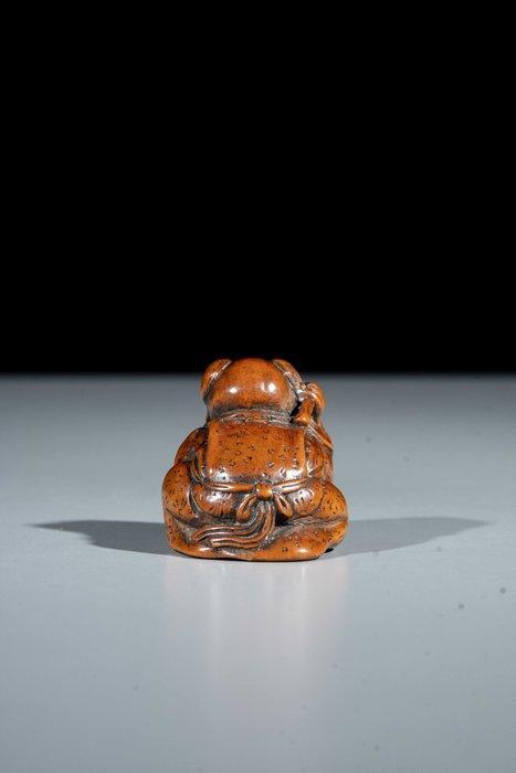 Een boxwood netsuke die een karako () toont die een drum, Antiek en Kunst, Antiek | Overige Antiek