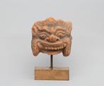 Een terracotta masker, Azië 20e eeuw