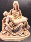 Oud zwaar beeld van La Pieta, naar Michelangelo - Hars