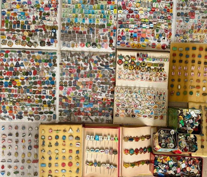 Draagspeld Grote partij Speldjes in 6 Albums + 4 Blikken en, Antiek en Kunst, Antiek | Speelgoed