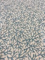 Elegant en delicaat textiel met een motief van lichtblauwe