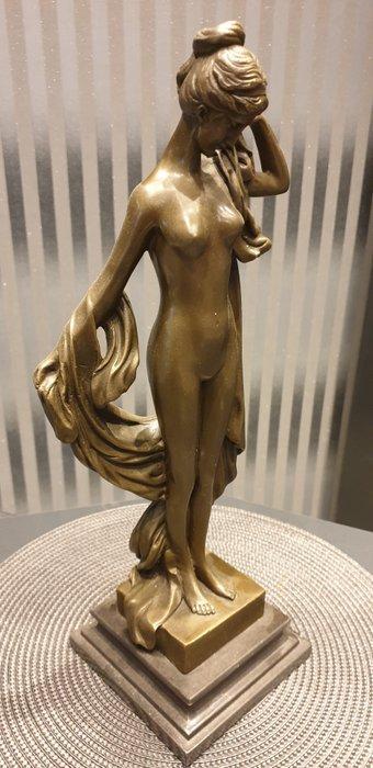 Beeld, Milo - Naked woman in a cloak - 11 kg - 17 in -, Antiek en Kunst, Curiosa en Brocante