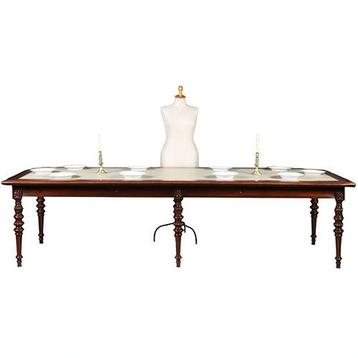 Praktische chique lange noten eetkamertafel of werktafel met beschikbaar voor biedingen