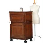 Kleine 17e eeuwse tweedeurskast met achter n deurtje bestek-, Antiek en Kunst, Antiek | Meubels | Kasten, Ophalen of Verzenden