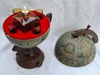 Drinkservies - Globe met speeldoos als fles- en glazenhouder, Antiek en Kunst, Curiosa en Brocante