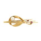 18 Krt. Gouden broche met parel en robijn (geelgoud, 750), Sieraden, Tassen en Uiterlijk, Broches, Gebruikt, Overige kleuren, Ophalen of Verzenden