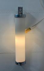 Art Deco wandlamp melkglas en chroom