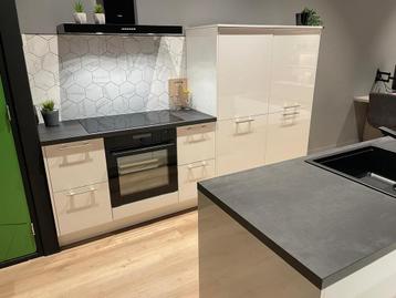 Showroomkeuken met eiland, kastenwand en inbouw apparatuur beschikbaar voor biedingen